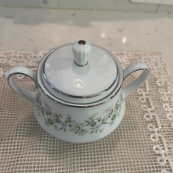 Noritake lidded sugar bowl and creamer. Patten is 2031 Savannah - Picture 7 of 15